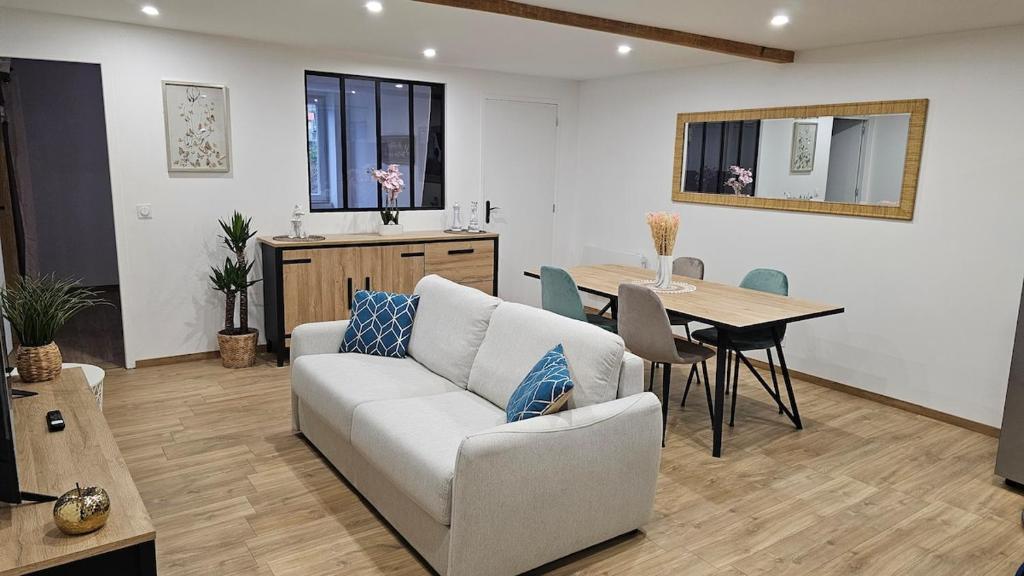 un salon avec un canapé et une table dans l'établissement Escapade au coeur des thermes et volacans, à Royat