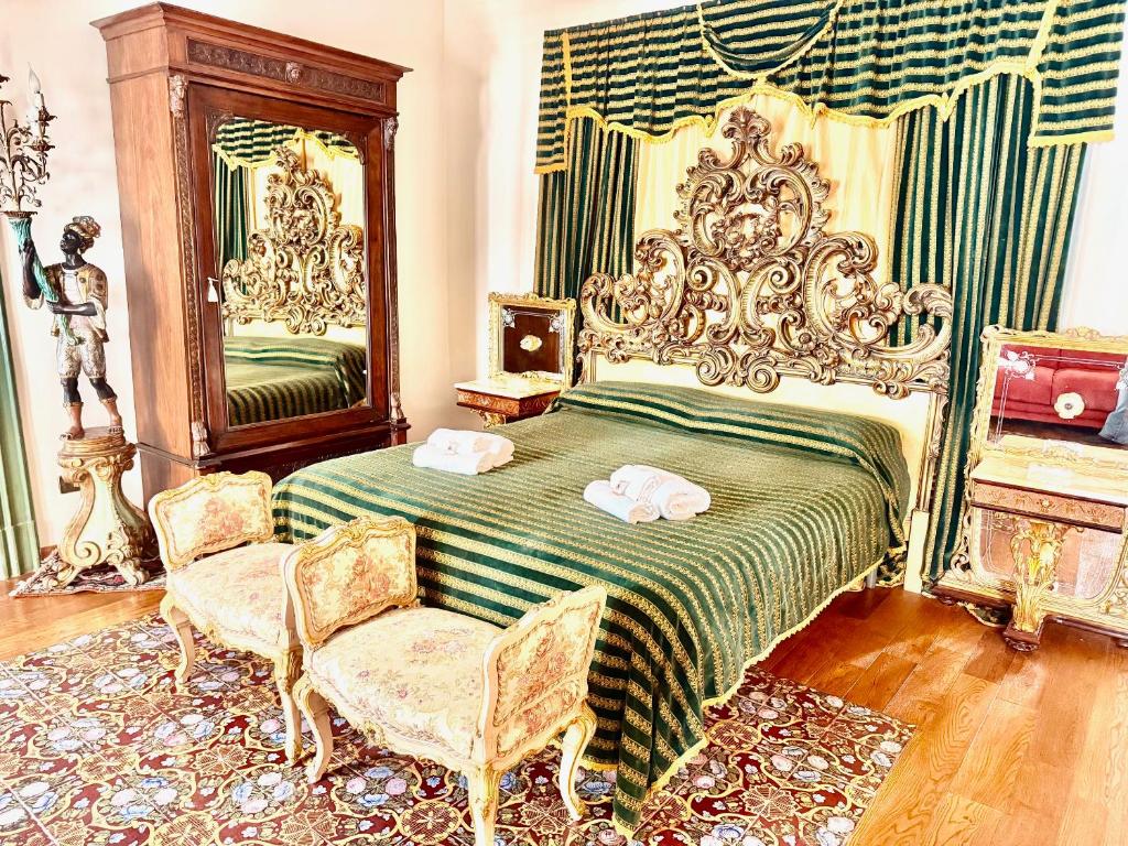 A bed or beds in a room at Palazzo Viola Suite Panoramica Palermo
