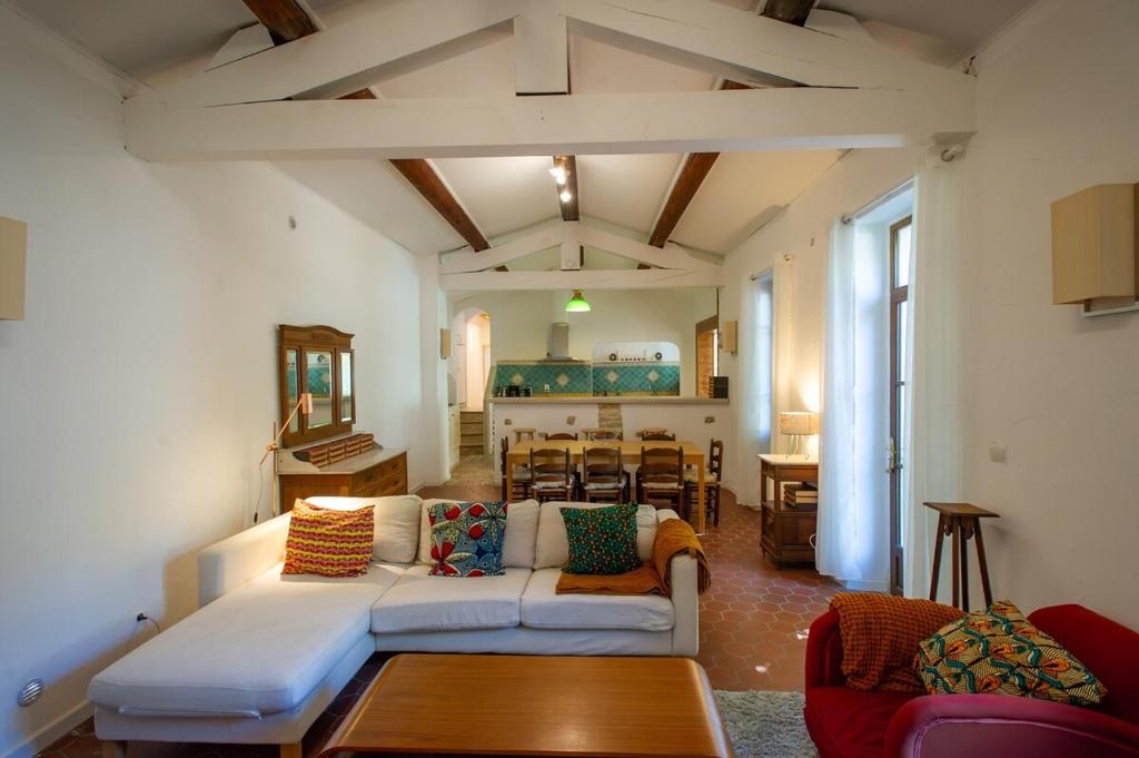 un salon avec un canapé et une salle à manger dans l'établissement Oasis de calme Avignon 8 personnes, à Avignon