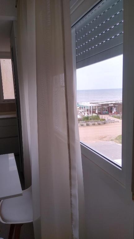 a window in a room with a view of the beach at Frente al mar in Pinamar