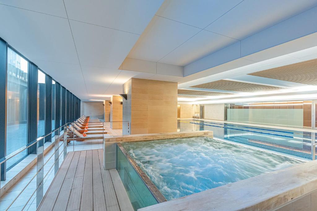 Bazén v ubytování InterContinental Hotel Osaka by IHG nebo v jeho okolí