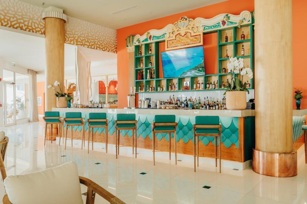 Lounge nebo bar v ubytování JOIA Aruba by Iberostar