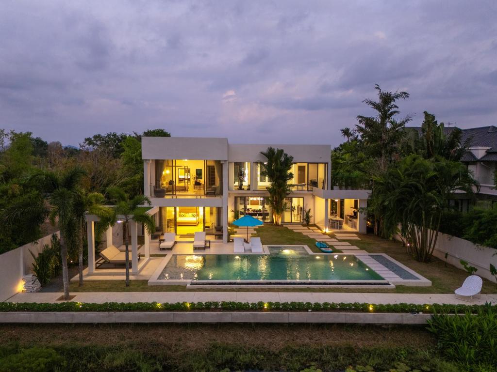 Bazén v ubytování Lumière Villas Phuket - Golfside Retreat in Laguna nebo v jeho okolí