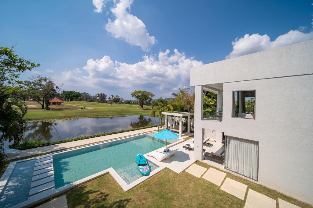 Bazén v ubytování Lumière Villas Phuket - Golfside Retreat in Laguna nebo v jeho okolí