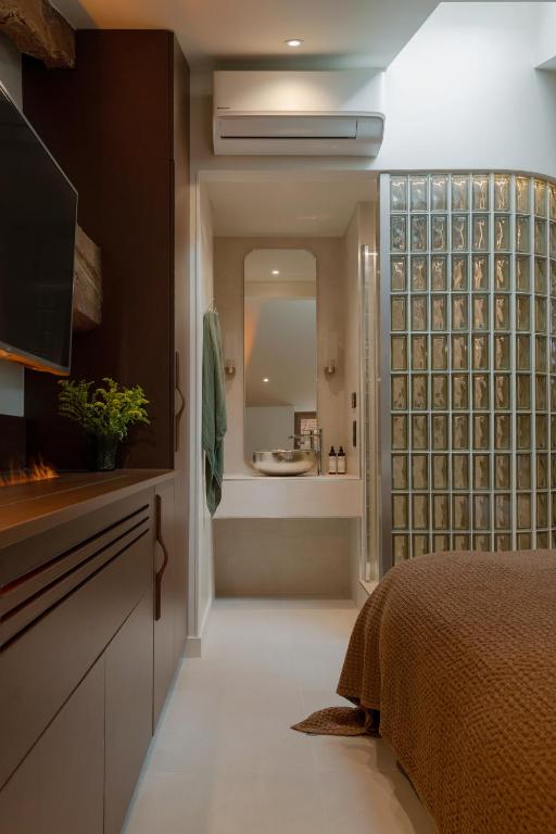 MiHotel - Grenier à Sel de Pérouges - Suite Junior « Arabesque »