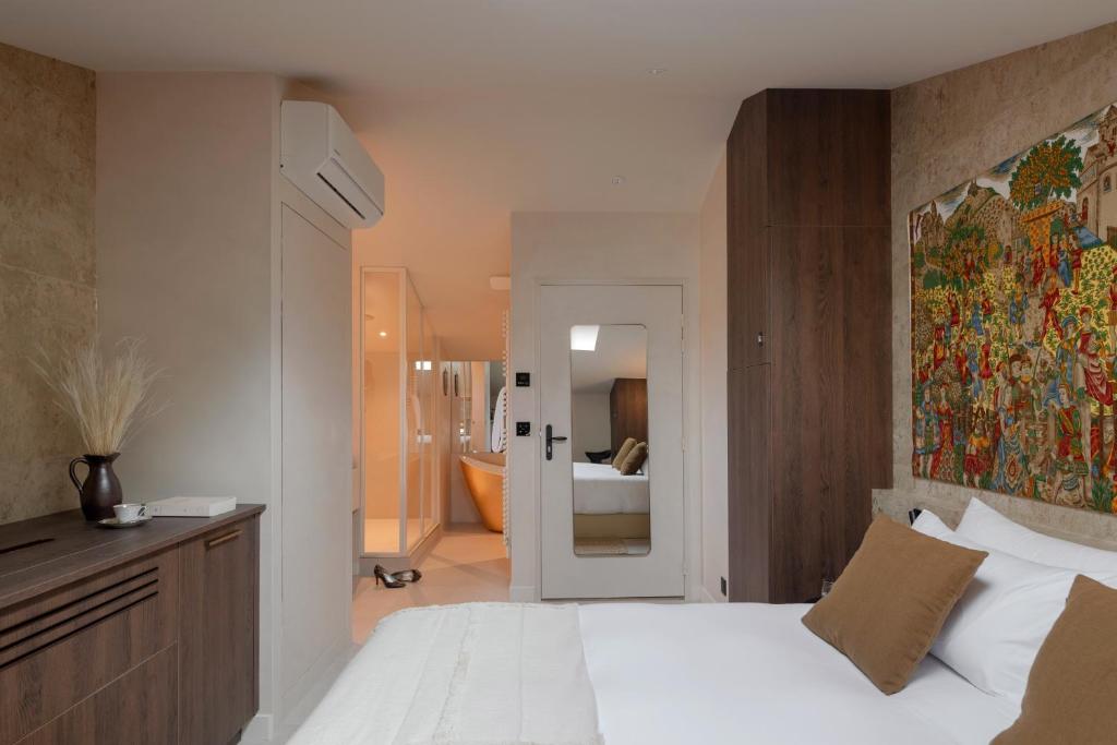 MiHotel - Grenier à Sel de Pérouges - Suite Junior « Louise »