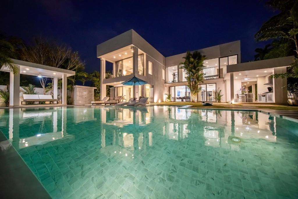 Bazén v ubytování Lumière Villas Phuket - Golfside Retreat in Laguna nebo v jeho okolí