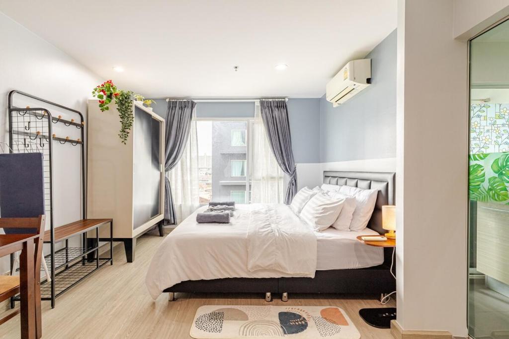 a bedroom with a bed and a desk and a window at Perfect 1BR at MRT Bangson By Orn in Bang Su