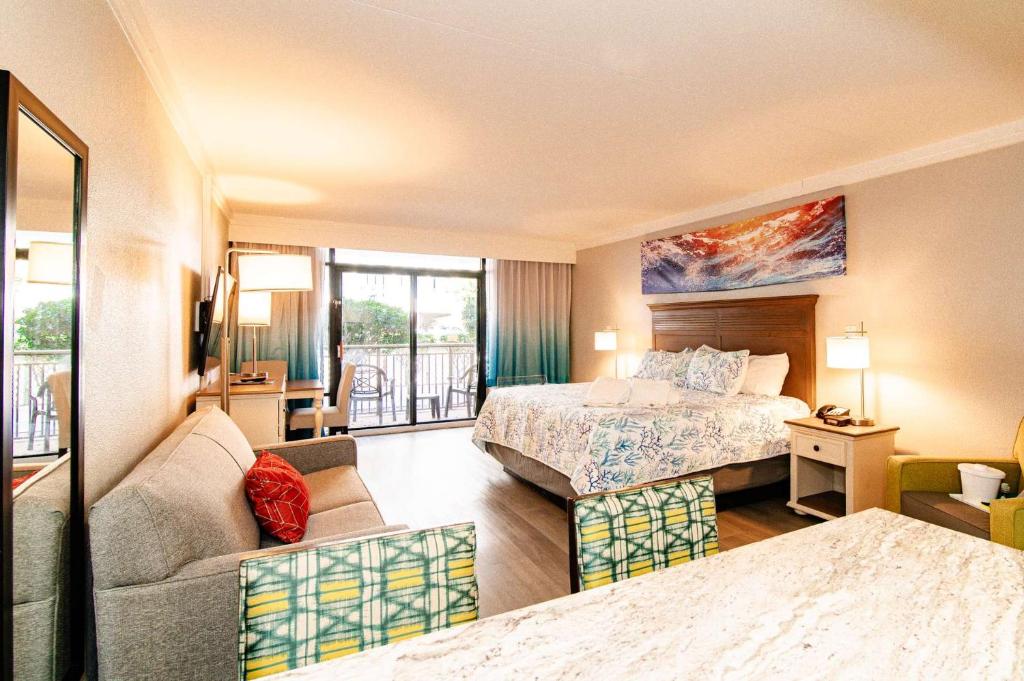 Tropical Suite at Oceanfront Resort w Lazy Riverにあるベッド