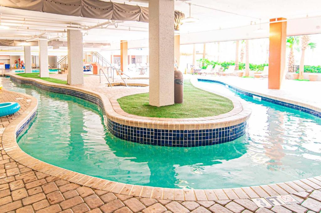 Tropical Suite at Oceanfront Resort w Lazy Riverの敷地内または近くにあるプール