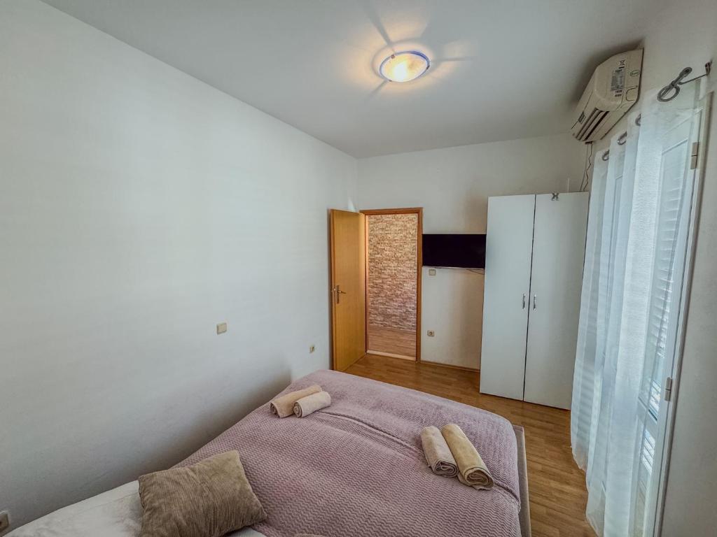 een slaapkamer met een bed met twee handdoeken erop bij Apartments Marin Tomas in Dubrovnik