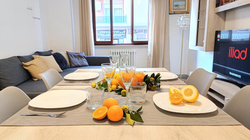 ein Esstisch mit Orangen darauf in der Unterkunft MITO Sea Apartment in Porto San Giorgio