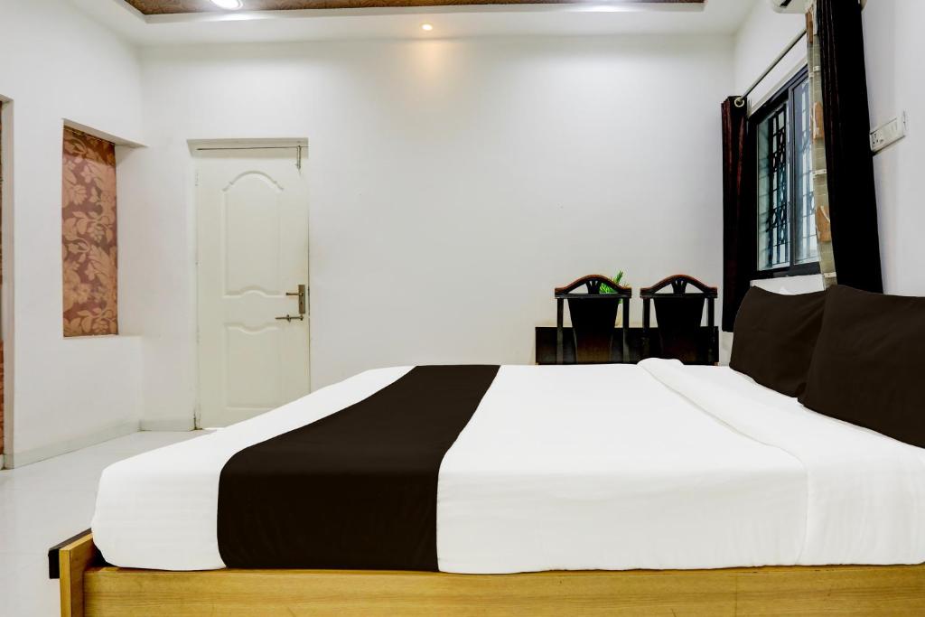 Postel nebo postele na pokoji v ubytování Hotel O GREEN PALMS