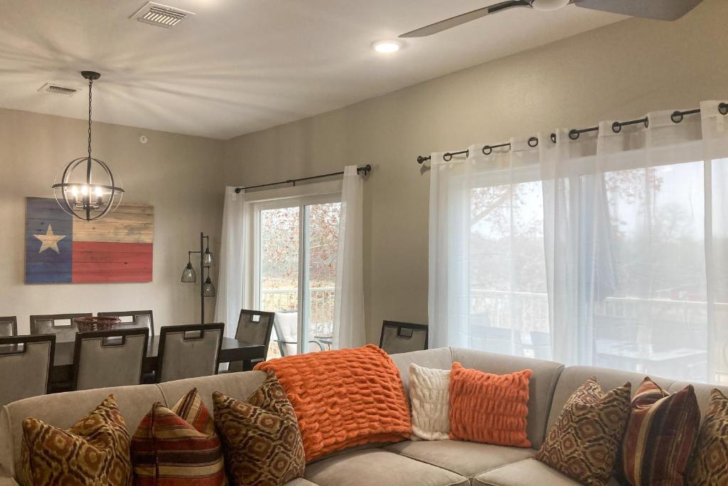 Una sala de estar con un sofá y un comedor. en Gruene Luxury on the Guadalupe, en New Braunfels