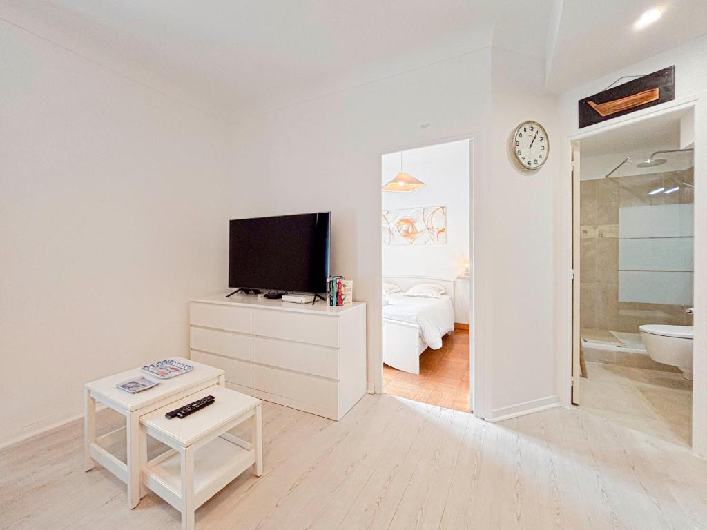 Cette chambre blanche dispose d'une télévision et d'une salle de bains. dans l'établissement Charmant 2P près du Negresco et de la plage - 3pers, à Nice