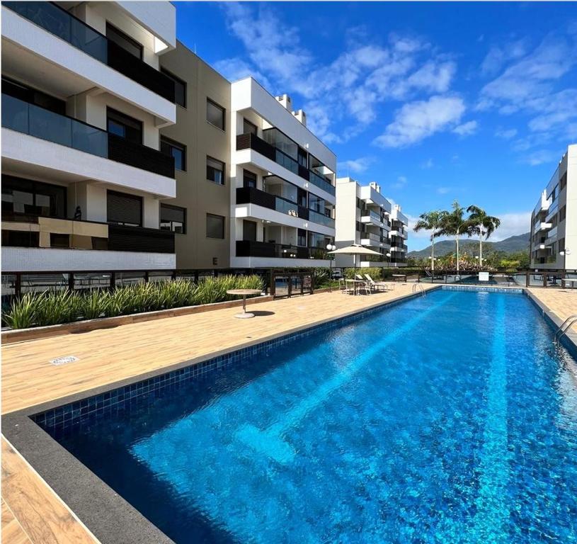 a swimming pool in front of a building at Resort piscina aquecida suíte e churrasqueira in Florianópolis