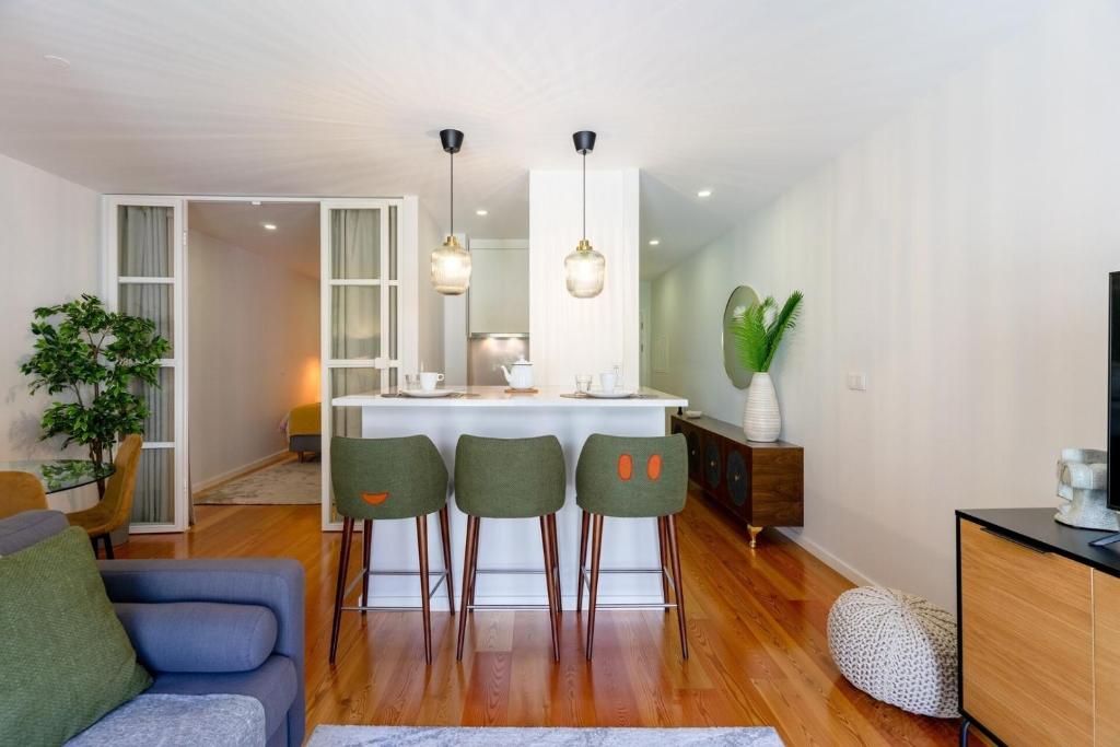 Posezení v ubytování Flat with cozy balcony in the heart of city center