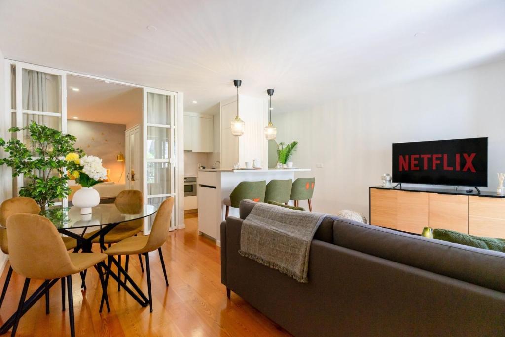Posezení v ubytování Flat with cozy balcony in the heart of city center