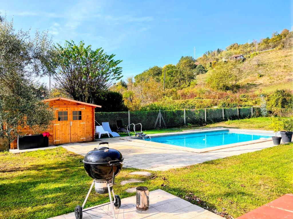 - un barbecue dans une cour à côté d'une piscine dans l'établissement Le Petit Paradis Lescurien, à Lescure-dʼAlbigeois