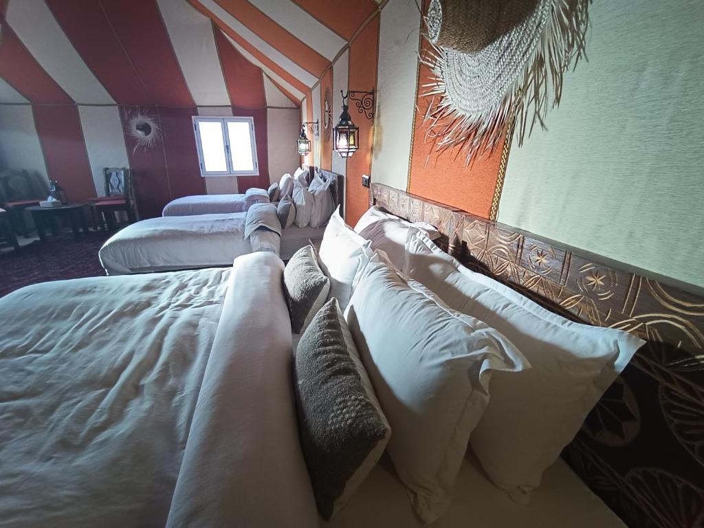 Postel nebo postele na pokoji v ubytování Alwan Luxury Camp