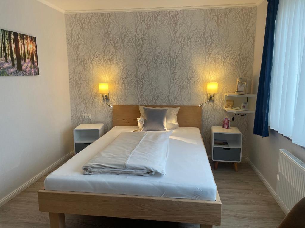 Postel nebo postele na pokoji v ubytování Dat lütte Heidehotel Funk - Garni