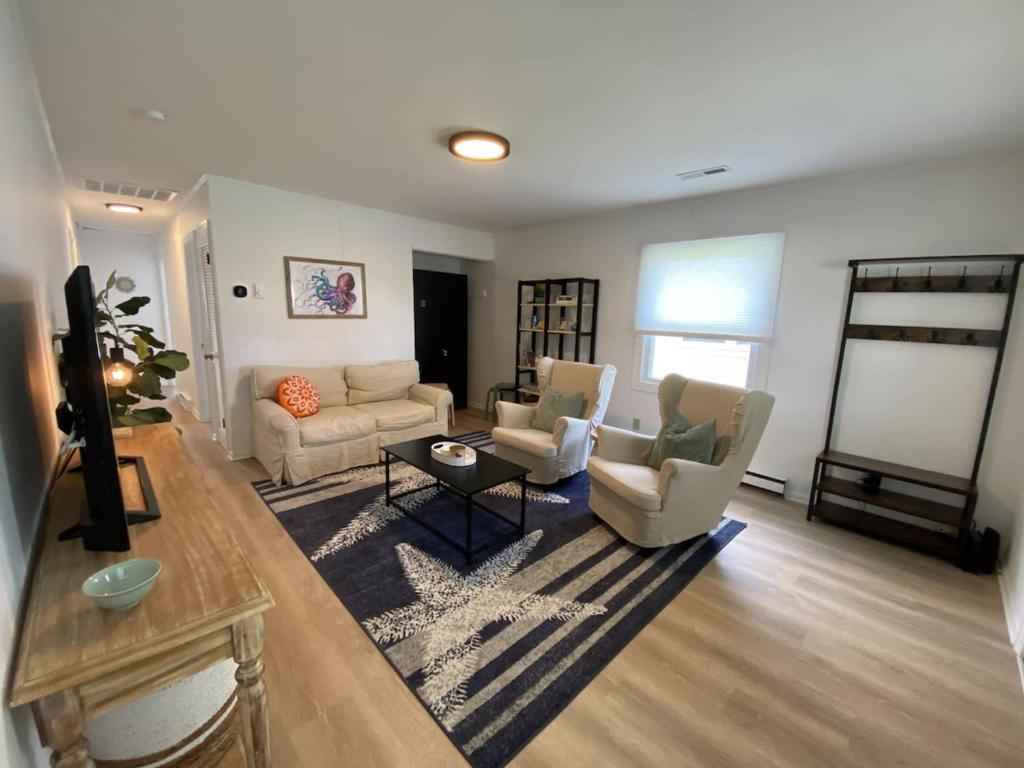 a living room with two chairs and a couch at Cozy Oaks Chesapeake Properties in Cape Charles