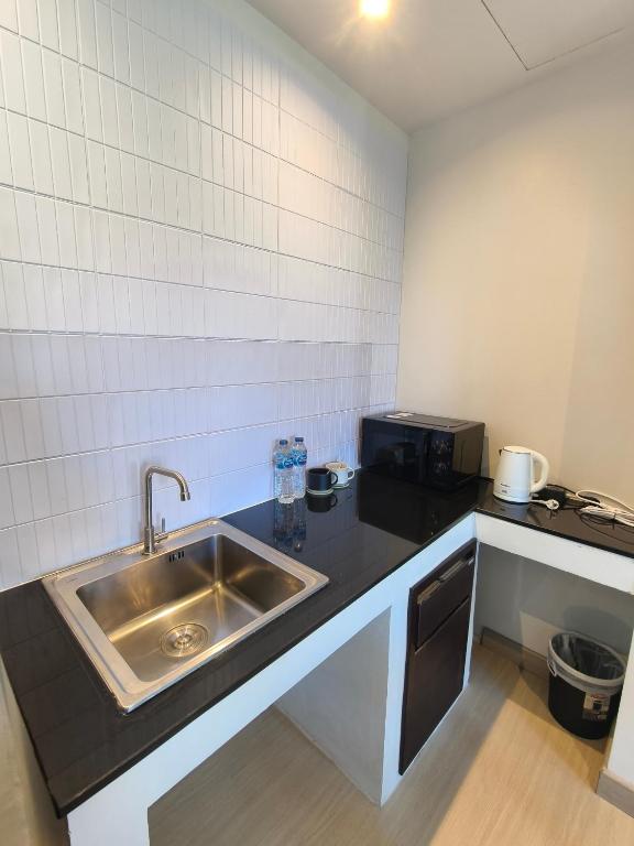 Kuchyň nebo kuchyňský kout v ubytování Lek Lek Samui Room X Coffee Bar