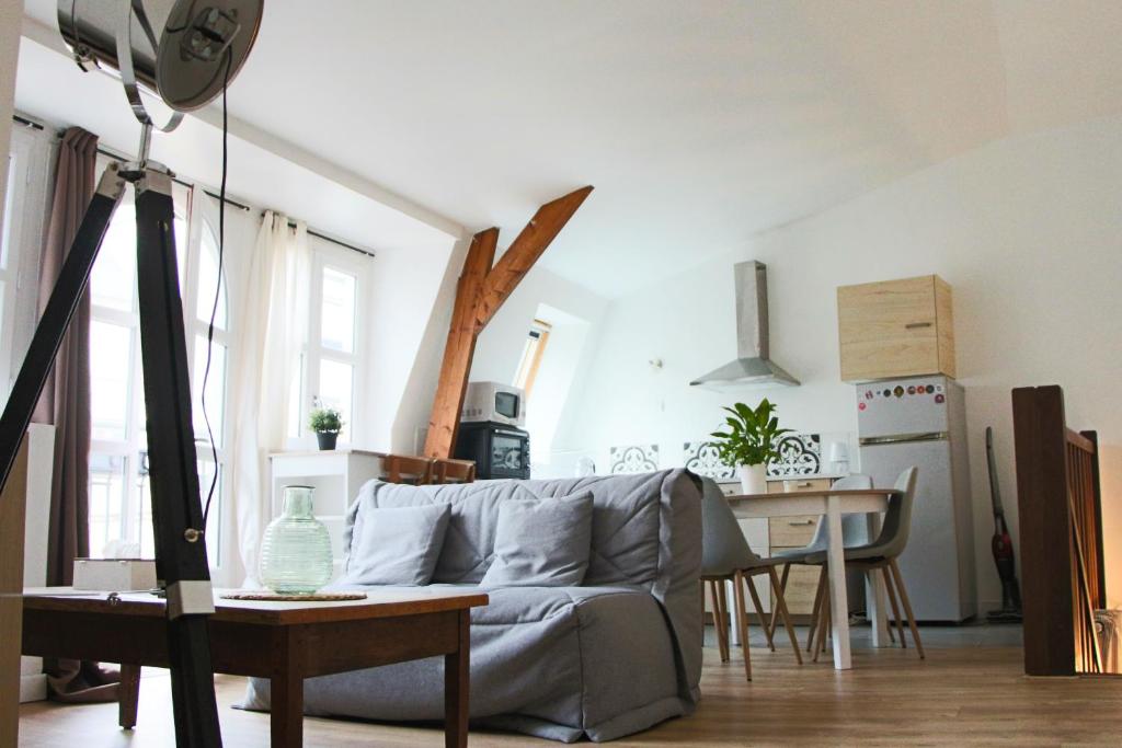 un salon avec un canapé et une table dans l'établissement L'écrin de Fontenelle, à Rouen