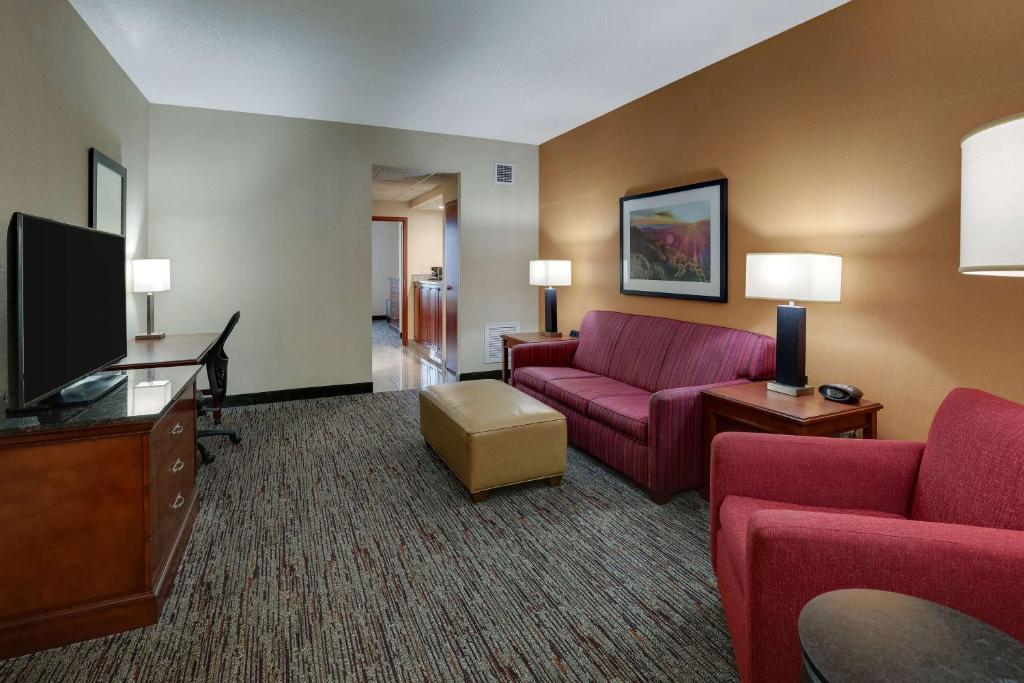 Drury Inn & Suites Charlotte Northlake photo