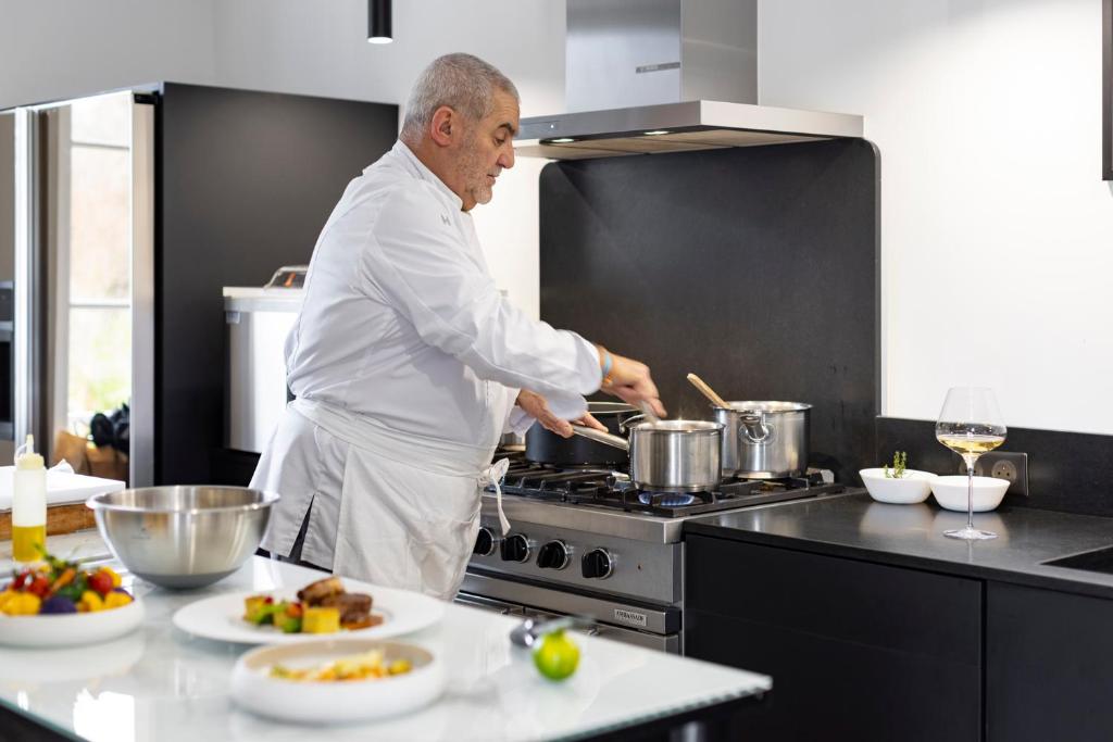 Kuchyň nebo kuchyňský kout v ubytování La Bastide de Damien, 5 clefs Demeure d'Exception et Table Remarquable dans le guide Teritoria, JACUZZI Privatif, Cuisine étoilée Dominique Frérard