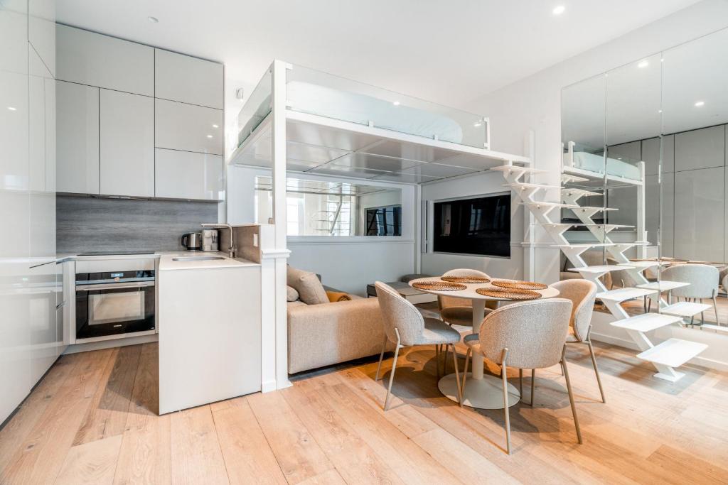Il dispose d'une cuisine et d'un salon avec une mezzanine. dans l'établissement Elegant Luxury Studio Paris 1st, à Paris