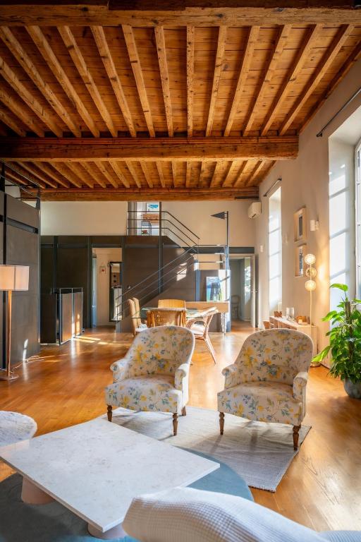 un salon avec deux chaises et une table dans l'établissement Appartement de charme au coeur d'Avignon, à Avignon