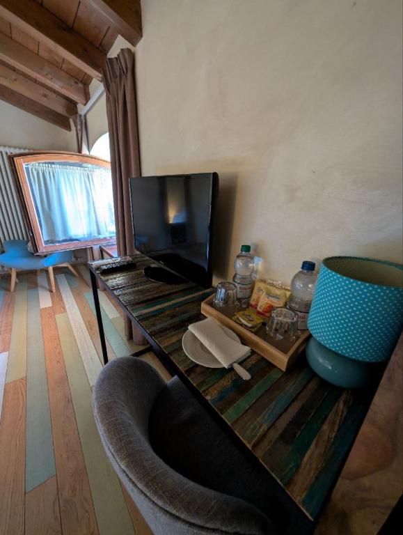 TV a/nebo společenská místnost v ubytování Casale Elisa Country Hotel