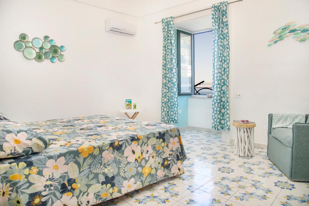 una camera da letto con un letto, una sedia e una finestra di Casa Gradoni Anema e Core - De Vivo Realty a Meta