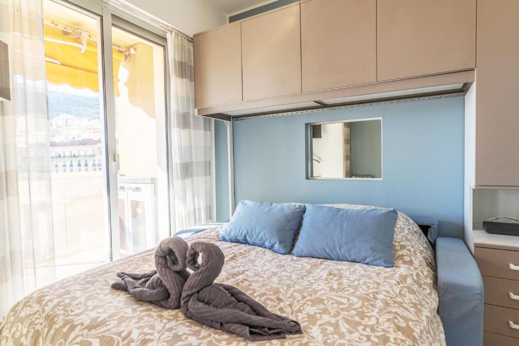 dos serpientes sentadas en una cama en un dormitorio en Mcc4, en Beausoleil