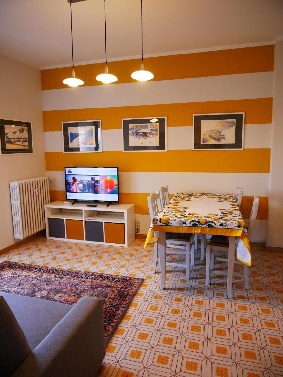 TV a/nebo společenská místnost v ubytování Primula Pianezza