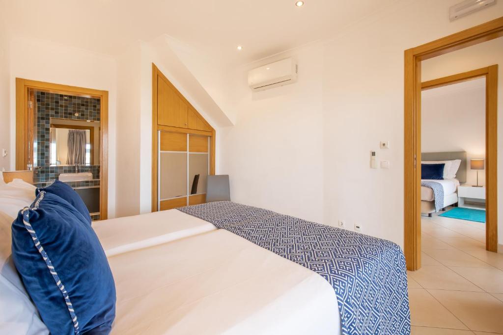 Cama ou camas em um quarto em NAU Salema Beach Village