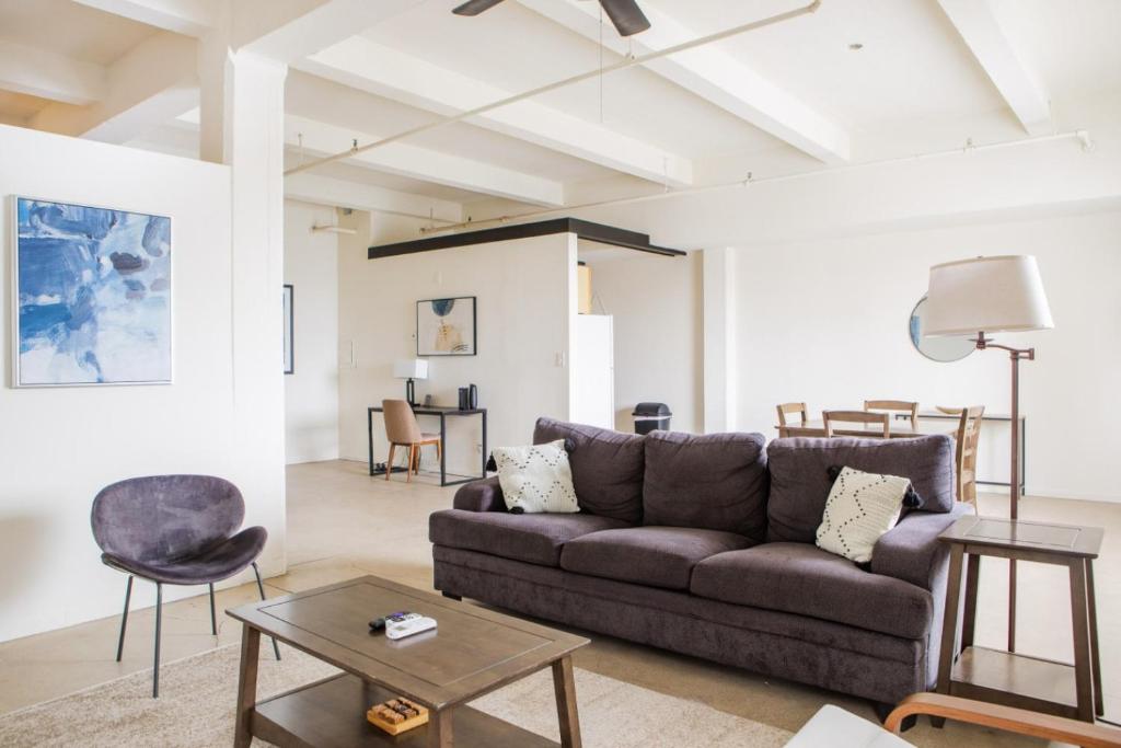 Posezení v ubytování Westown 1BR Apt Near Fiserv, Baird, and Theater District