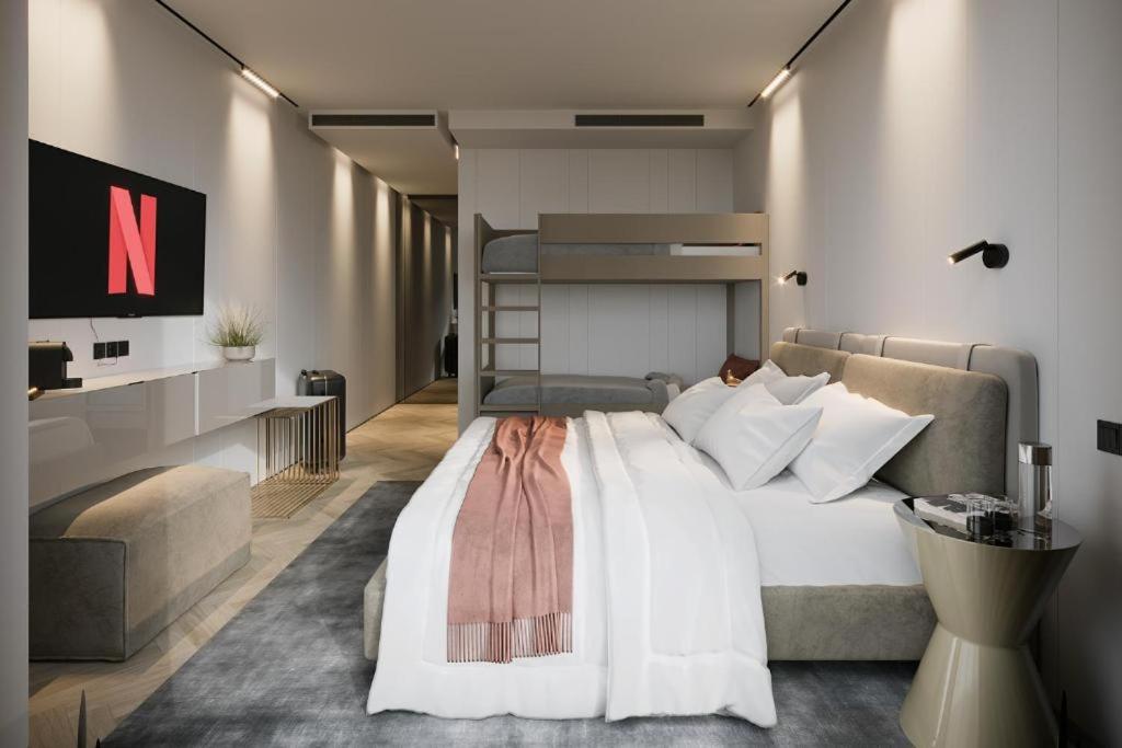 ルストにあるHayat Sky Hotel Rustのベッドルーム(大きな白いベッド1台、ソファ付)