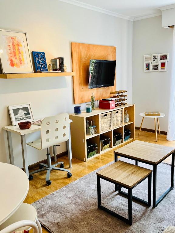 Μια τηλεόραση ή/και κέντρο ψυχαγωγίας στο Apartamento en Comillas-Garden Apartment in Comillas