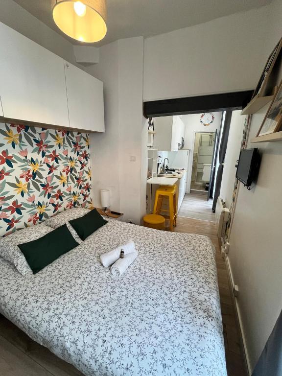 une chambre avec un lit avec une serviette dessus dans l'établissement Le CoCon Nantais 2pers Wi-Fi TV, à Nantes