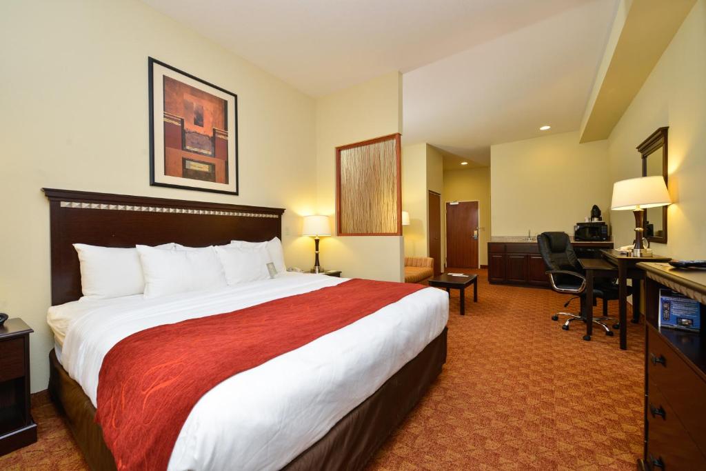 Postel nebo postele na pokoji v ubytování Comfort Suites Eugene