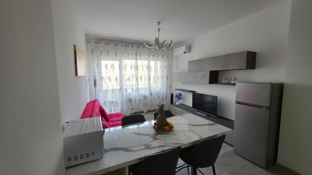 O bucătărie sau chicinetă la Appartamento Lido di Fermo vista mare, a 50m dalla spiaggia, 1 piano ascensore