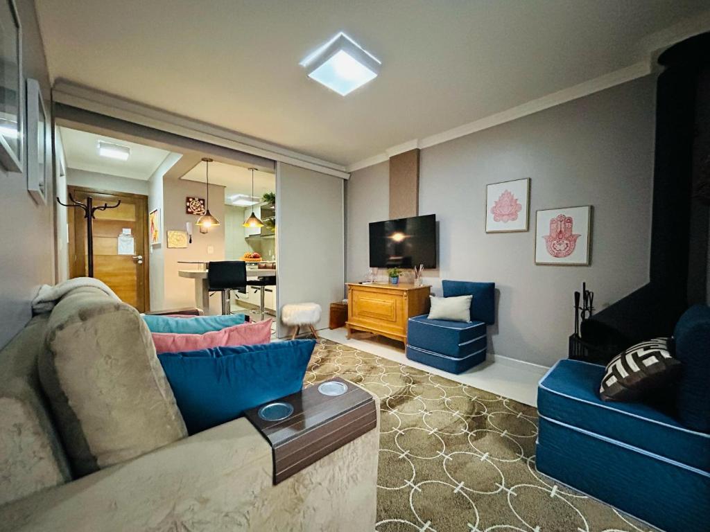 ein Wohnzimmer mit Sofa und Fernseher in der Unterkunft 150 m da Catedral de Pedra - Centro de Canela in Canela