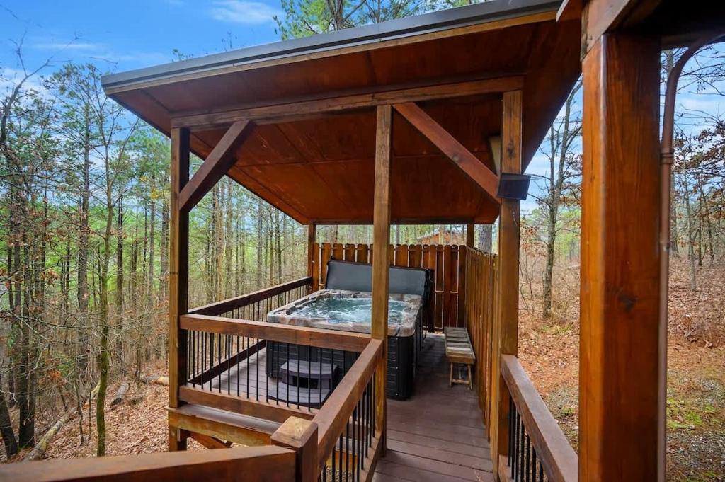 un belvédère sur une terrasse dans les bois dans l'établissement Heaven Sent - Sauna & Jacuzzi - Mini Golf, à Stephens Gap