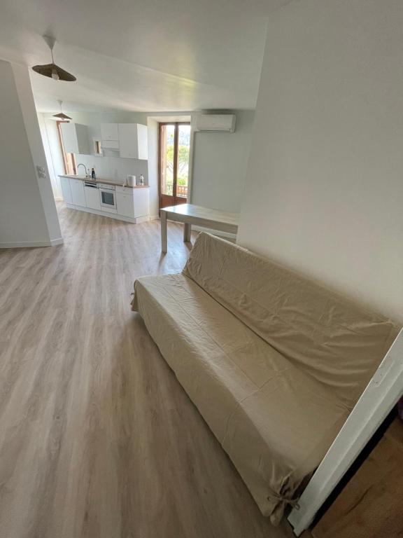 une chambre avec un lit et un salon dans l'établissement Appartement Ronzier Joly, à Clermont-lʼHérault