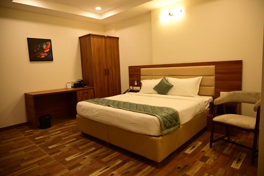 Postel nebo postele na pokoji v ubytování Manthra Hotel, Basavakalyan