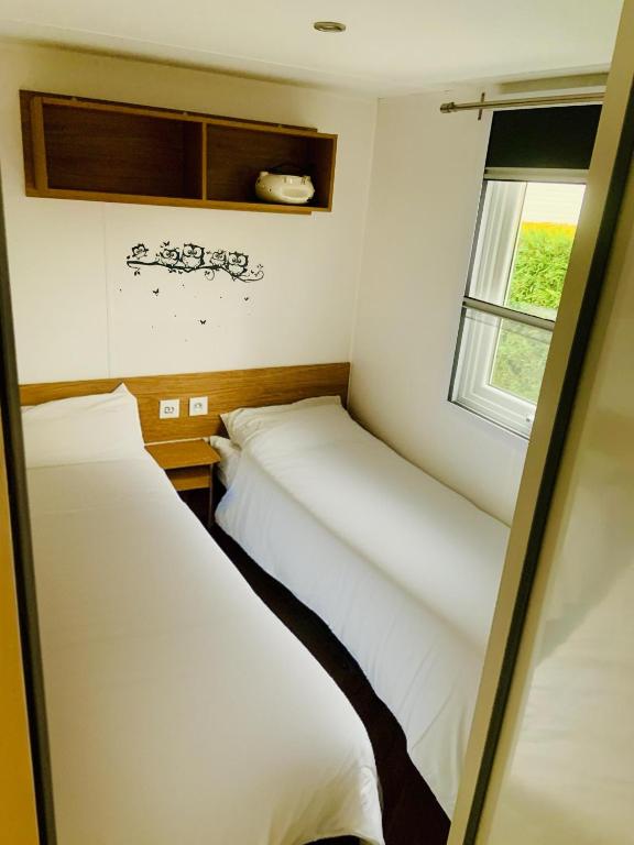 Postel nebo postele na pokoji v ubytování LA PALMYRE LES MATHES Mobil home 3ch TOUT CONFORT Camping 4 étoiles LES CHARMETTES