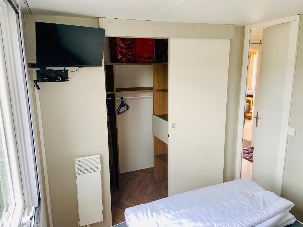 Postel nebo postele na pokoji v ubytování LA PALMYRE LES MATHES Mobil home 3ch TOUT CONFORT Camping 4 étoiles LES CHARMETTES