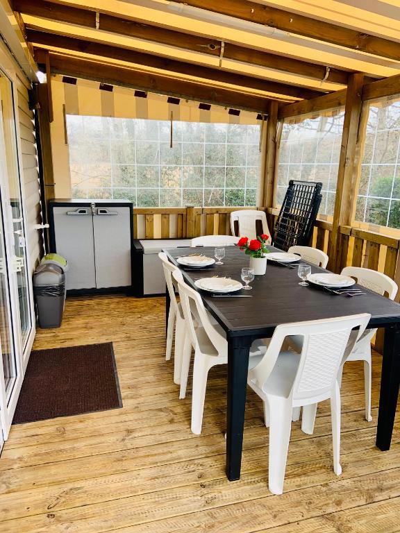 Kuchyň nebo kuchyňský kout v ubytování LA PALMYRE LES MATHES Mobil home 3ch TOUT CONFORT Camping 4 étoiles LES CHARMETTES
